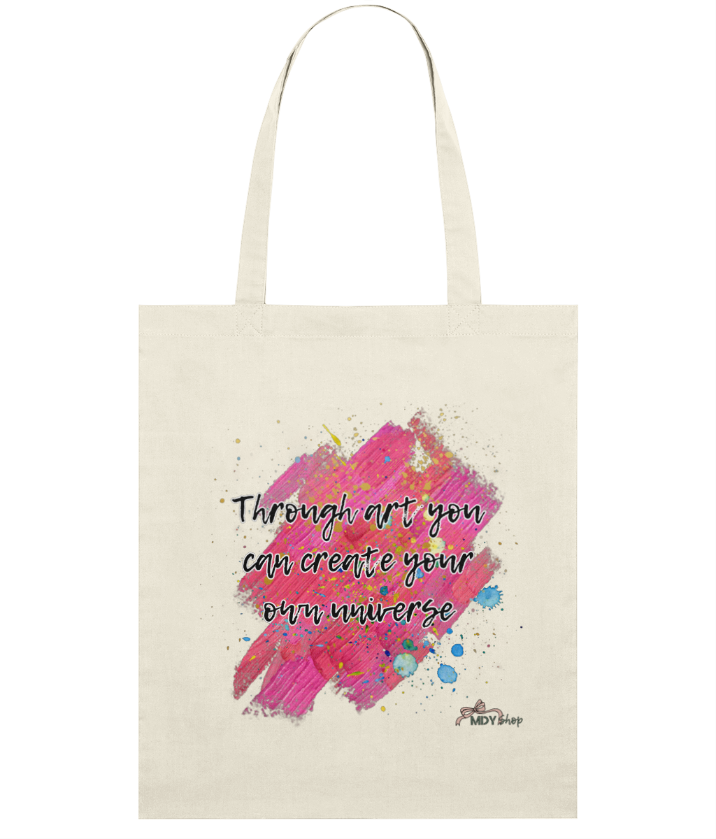 Sacoșa tip tote bag din bumbac organic cu imprimeu ce imita urmele de vopsea in nuanțe prediminante de roz cu stropi de vopsea diverse culori și cu citatul ”Through art you can create your own universe” scris cu text negru cu contur alb intr-un font ce imită o tușă de pensulă