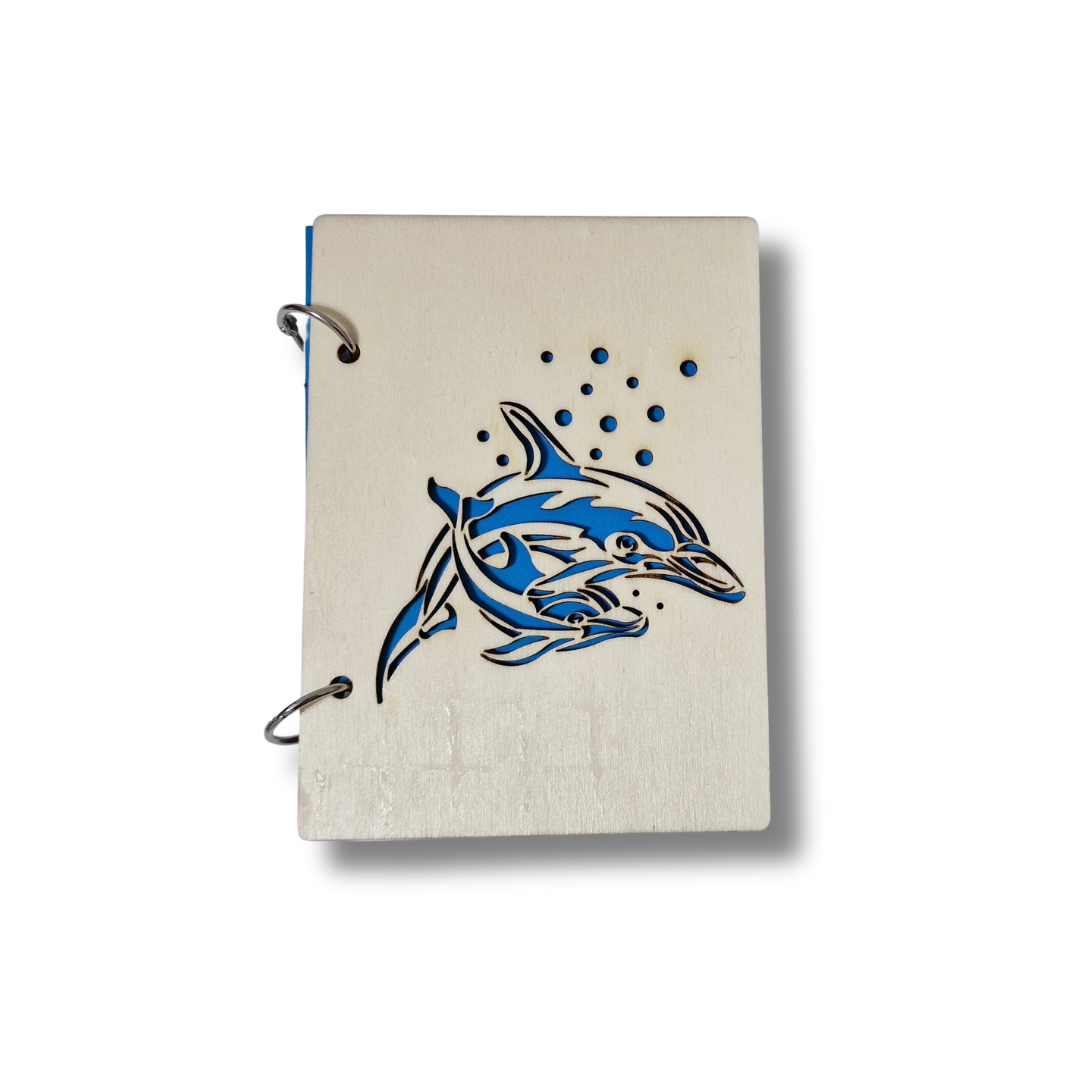 Carnețel reîncărcabil cu coperte din lemn, model delfin - A6