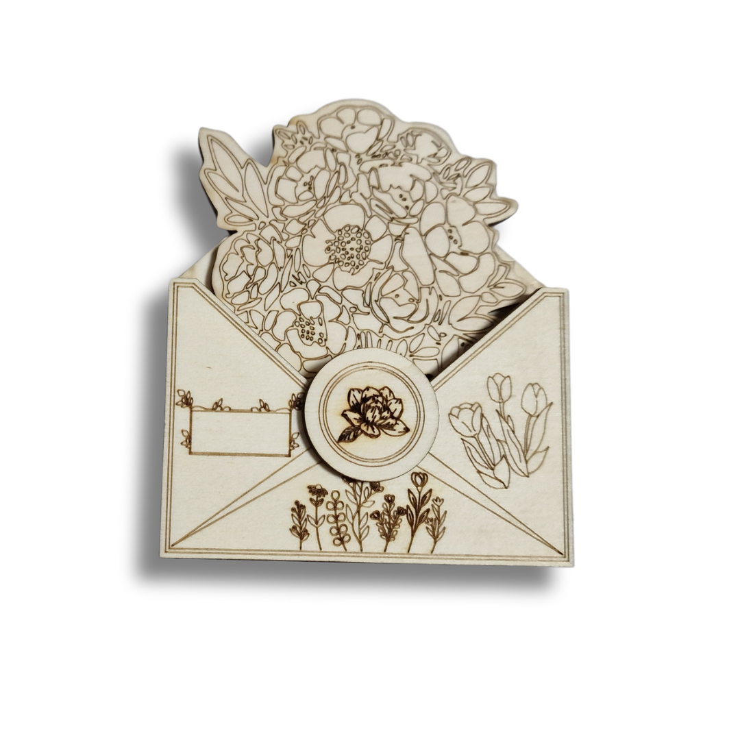 Baza blank din lemn în formă plic cu model floral și buchet de flori