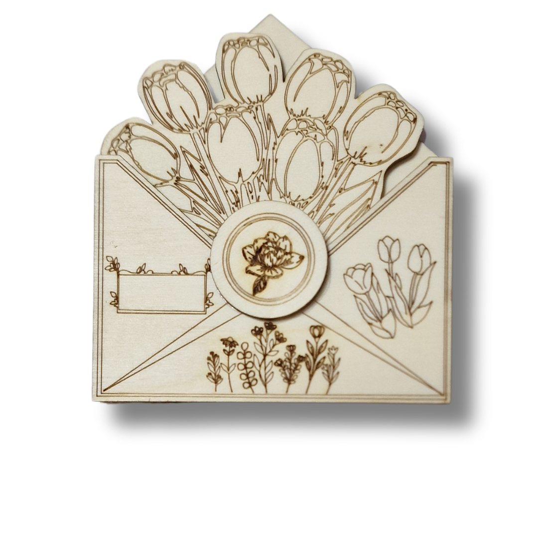 Baza blank din lemn în formă plic cu model floral și buchet de lalele