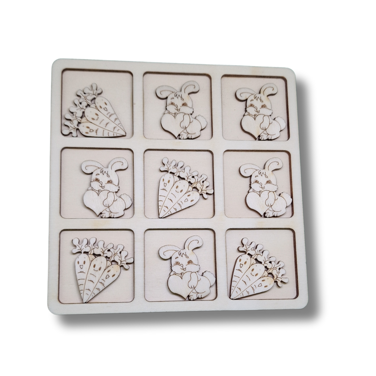 joc din lemn cu x si 0 cu piese in forma de iepuraș cu o inimioara in brațe si morcovi