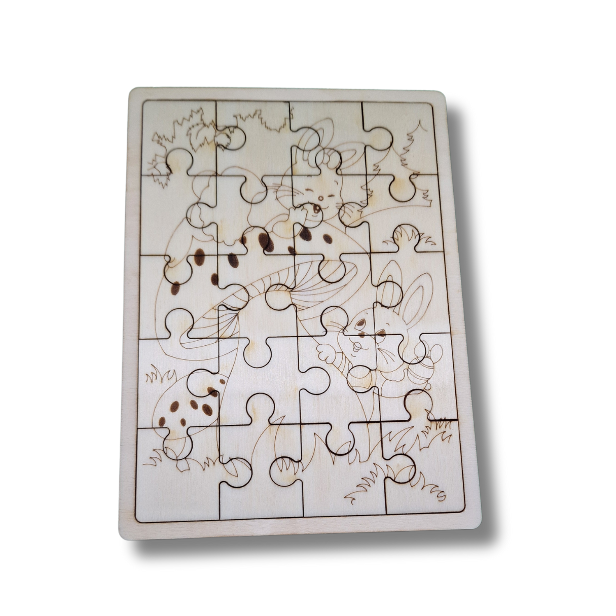 puzzle cu 20 de piese mari din lemn cu o ciupercuta, doi iepurași, brazi si iarba