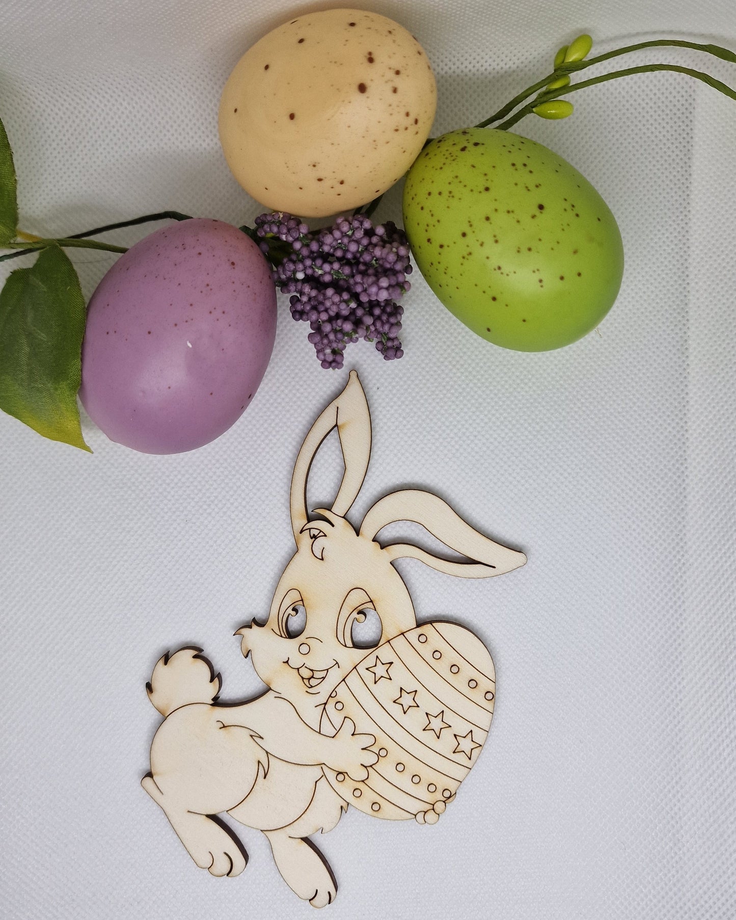 blank lemn iepure cu ou cu stelute