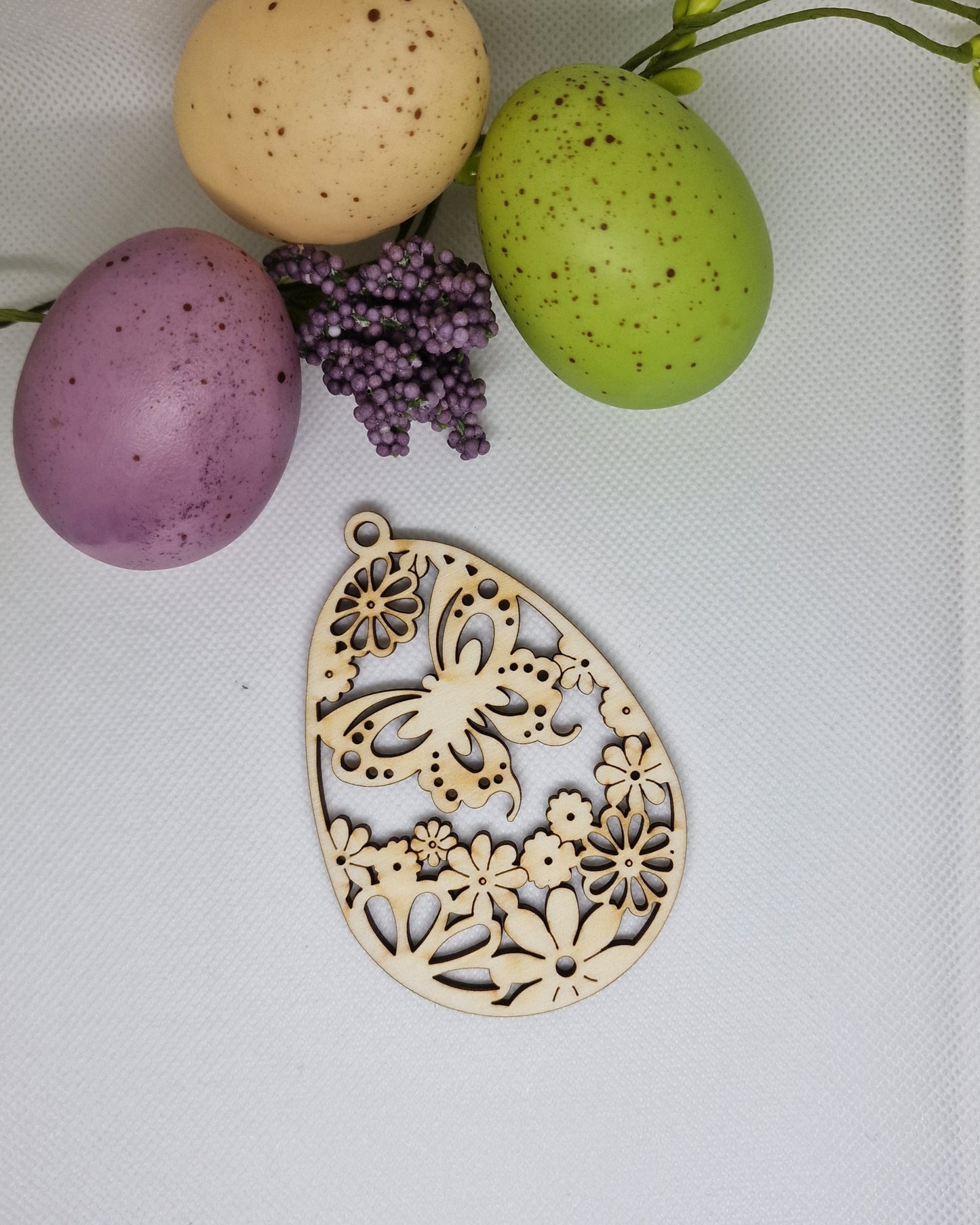 blank lemn ou de paste cu fluture si flori