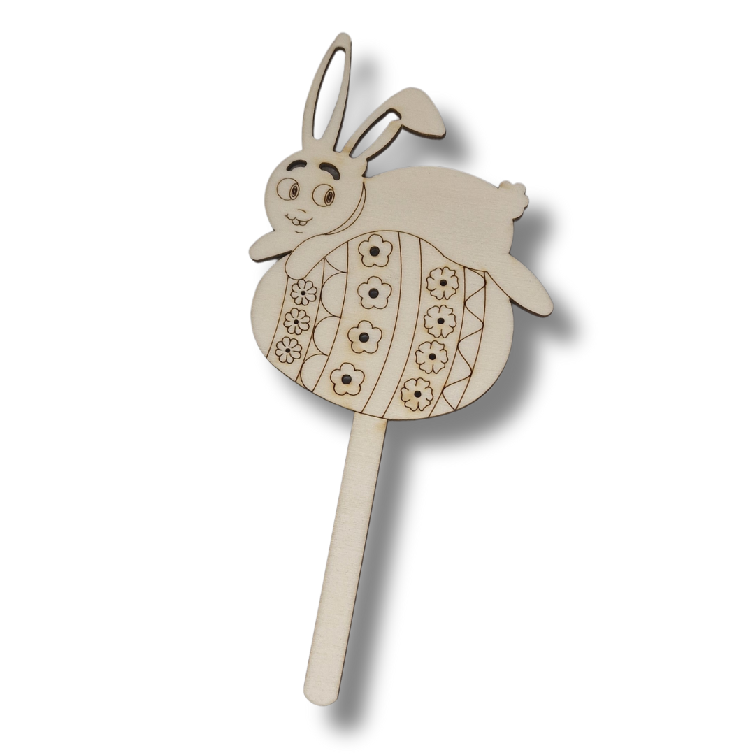 topper personalizat din lemn pentru paste cu un iepure care sta pe un ou
