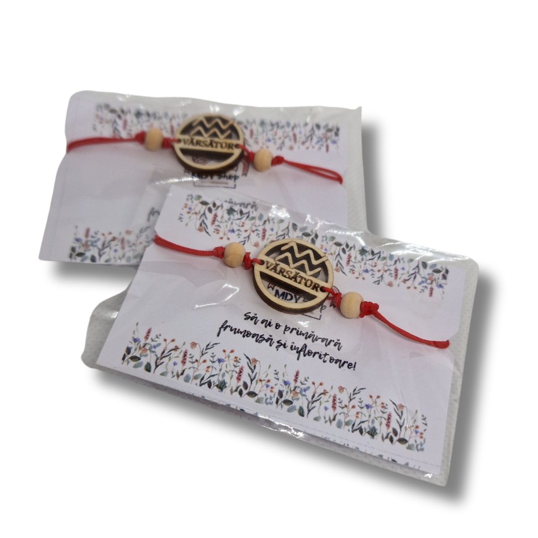 brățară cu zodia vărsător, din lemn pe fir roșu cu doua biluțe laterale din lemn