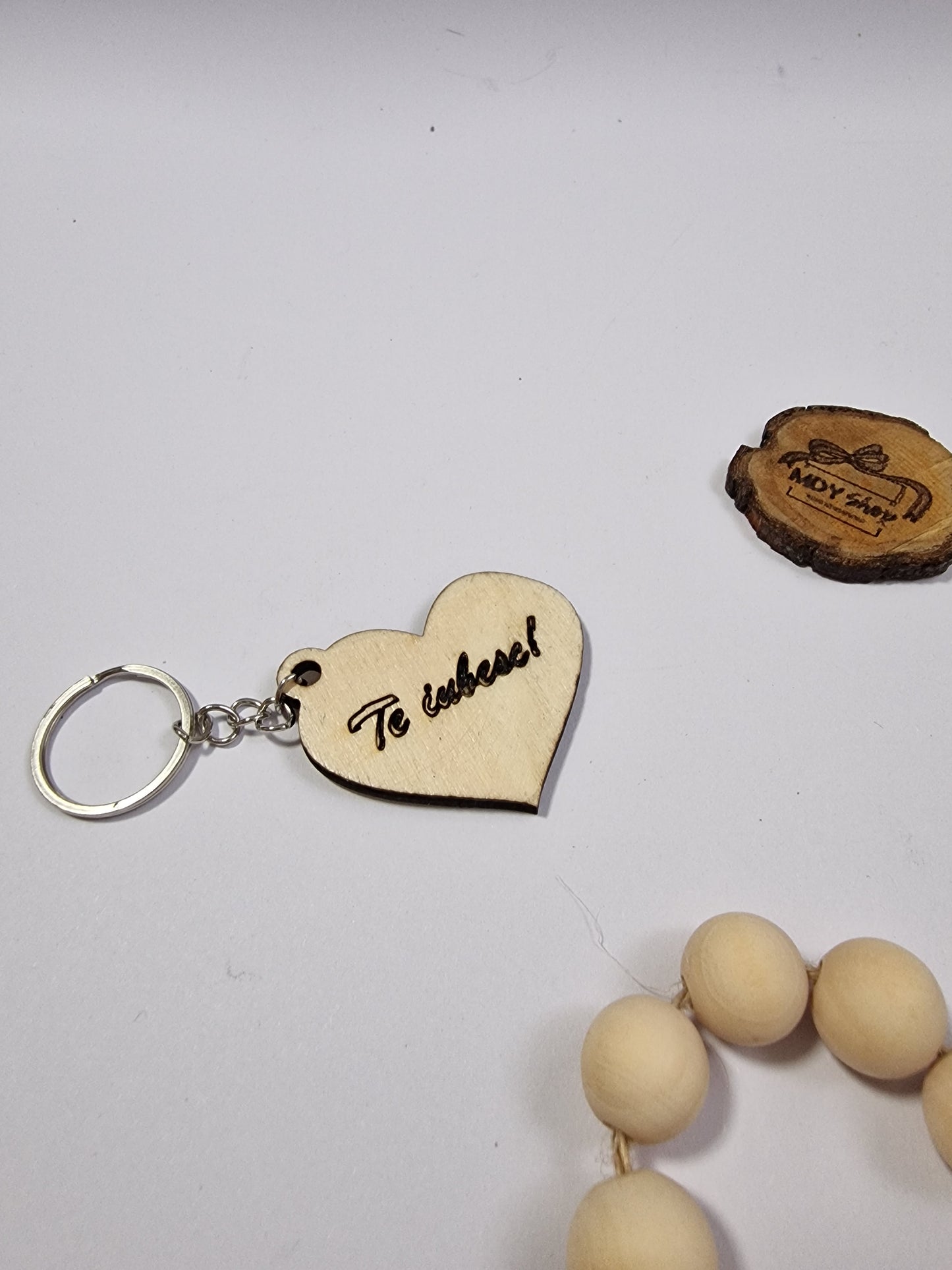 Breloc din lemn gravat în formă de inimă - ”Te iubesc!” - MDY Shop