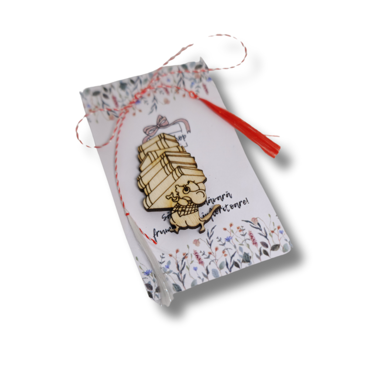 broșă din lemn in forma de șoricel cu cărți in brațe pentru mărțișor