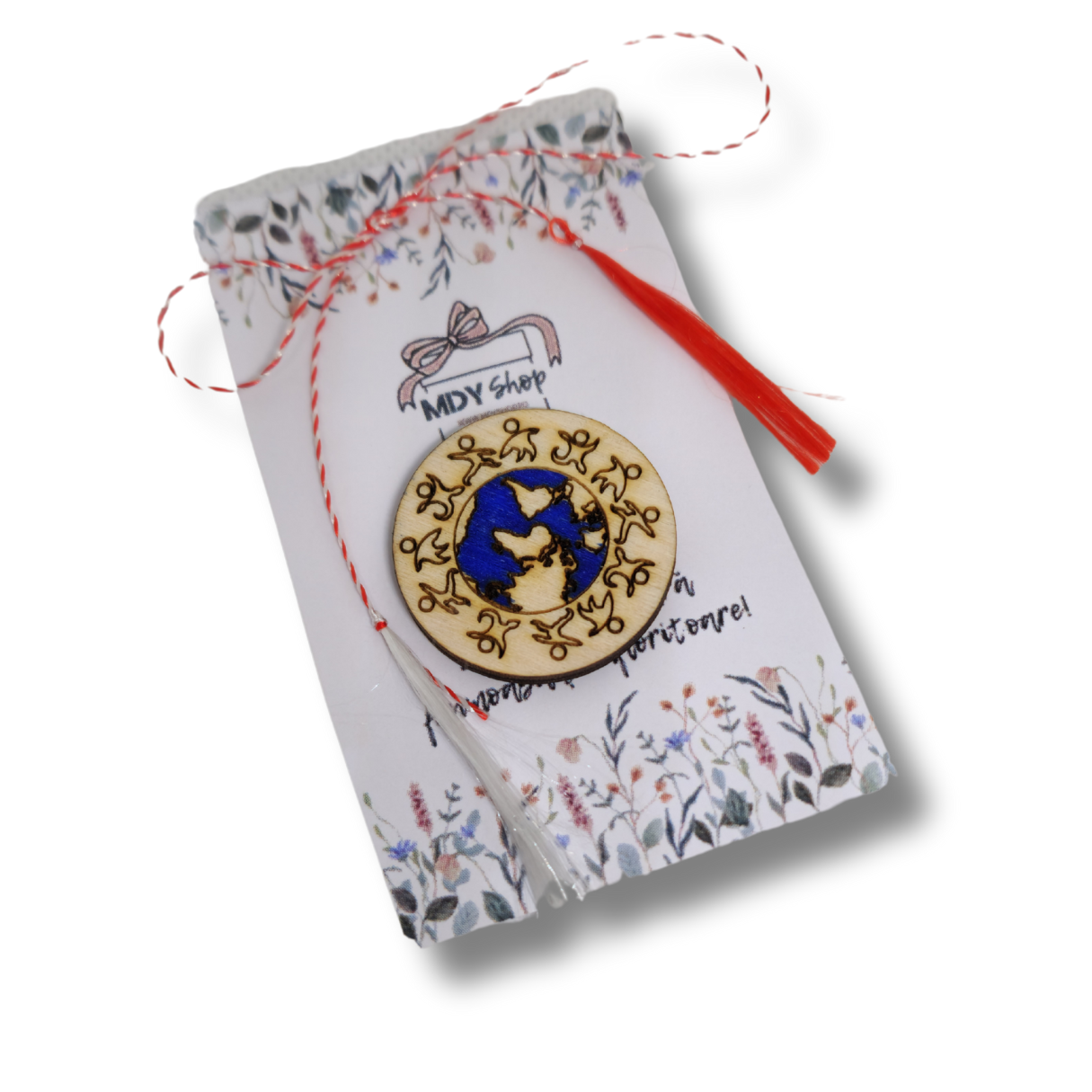 broșă din lemn in forma rotunda cu specific de educație civică cu Terra înconjurată de oameni, pentru mărțișor