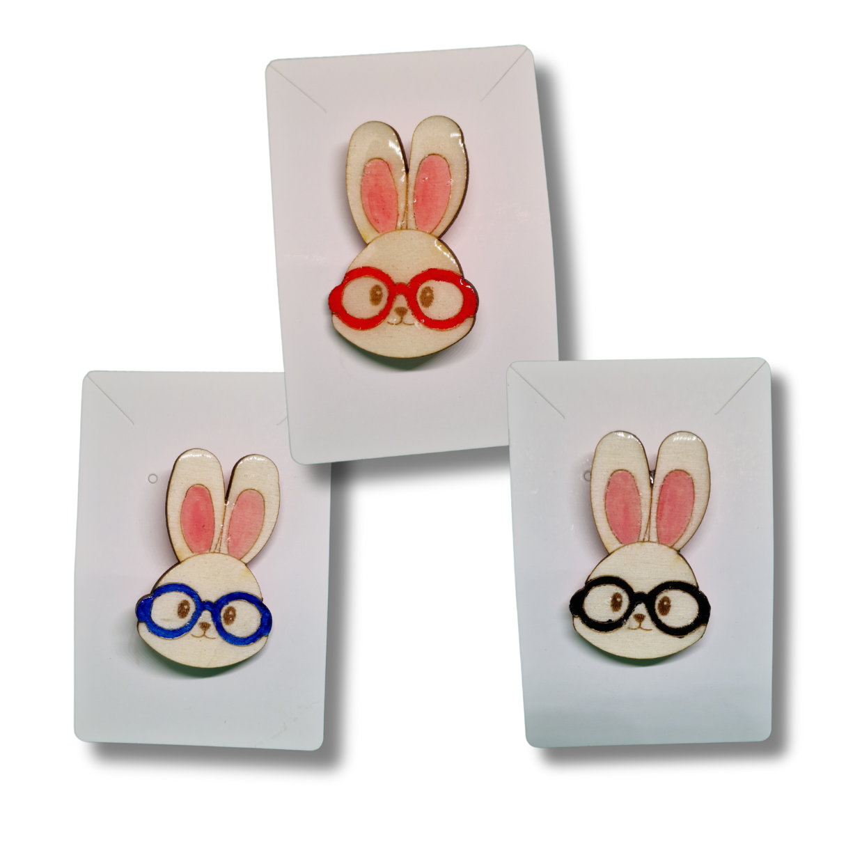 broșă pictata manual din lemn si rășină in forma de cap de iepuraș alb cu urechile ridicate si ochelari de vedere