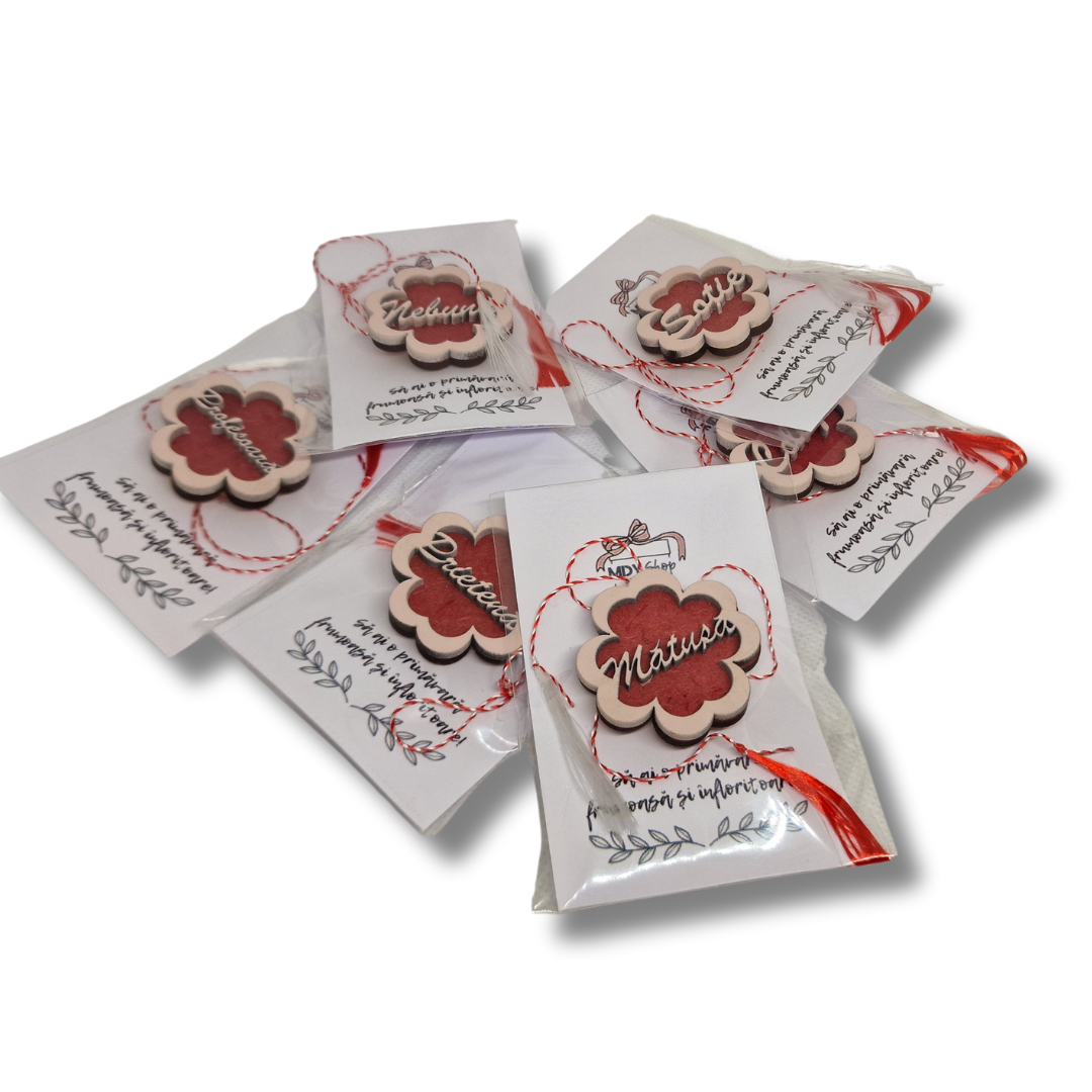 broșe din lemn in forma de trifoi cu patrufoi cu text in interior: soție, profesoara, mătușa, prietena