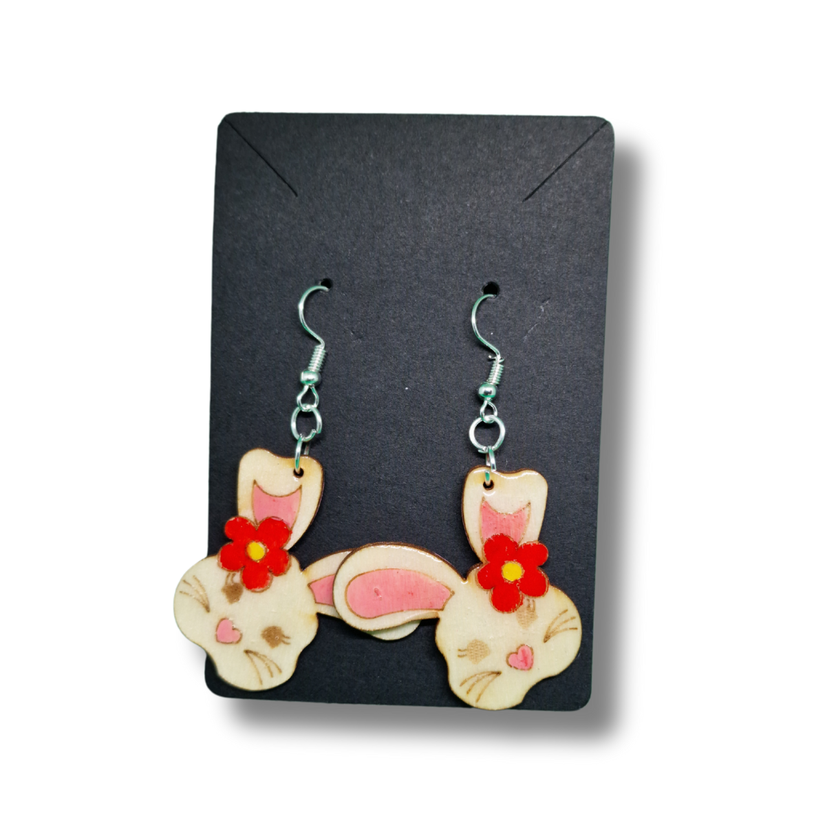 cercei pictați manual din lemn și rășină UV in forma de cap de iepuas cu floricica roșie la ureche