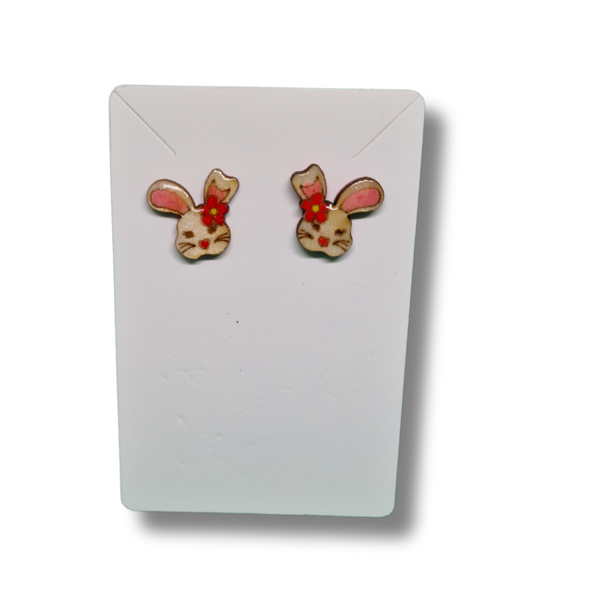 cercei din lemn și rășină UV in forma de iepuraș de Paste cu o floare mica roșie