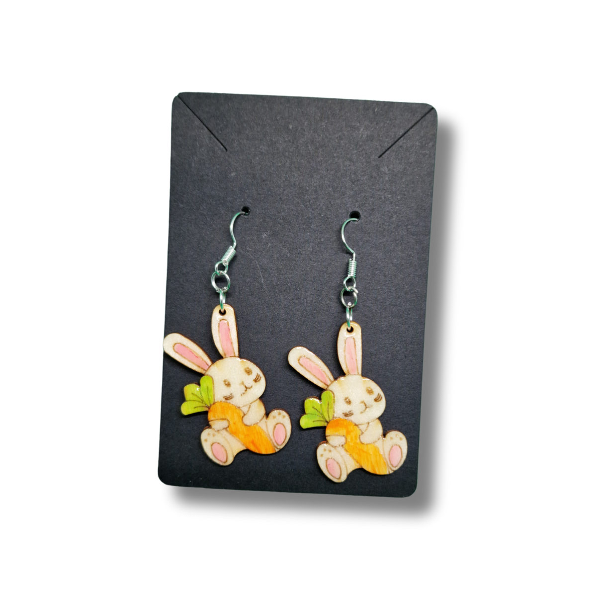 cercei pictați manual din lemn și rășină UV in forma de iepuraș care tine in brațe un morcov portocaliu