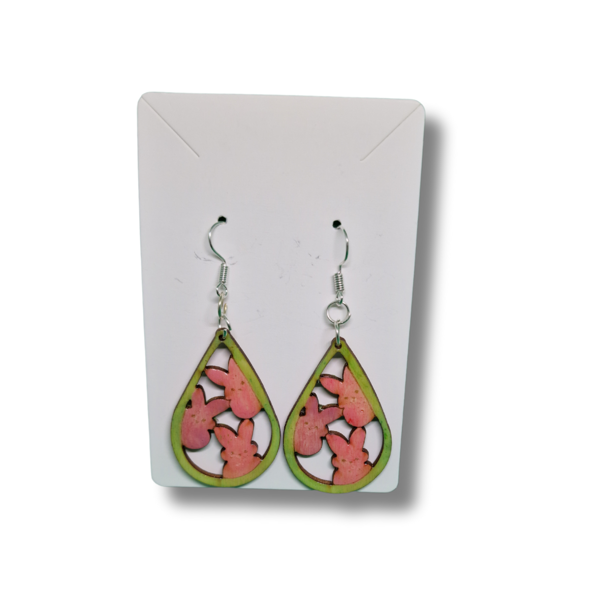 cercei din lemn și rășină UV in forma de ou verde de Paste cu 3 iepurași in interior