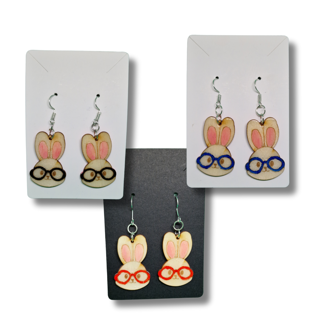 cercei din lemn și rășină UV in forma de iepurași albi cu ochelari de vedere negru, albastru si roșu
