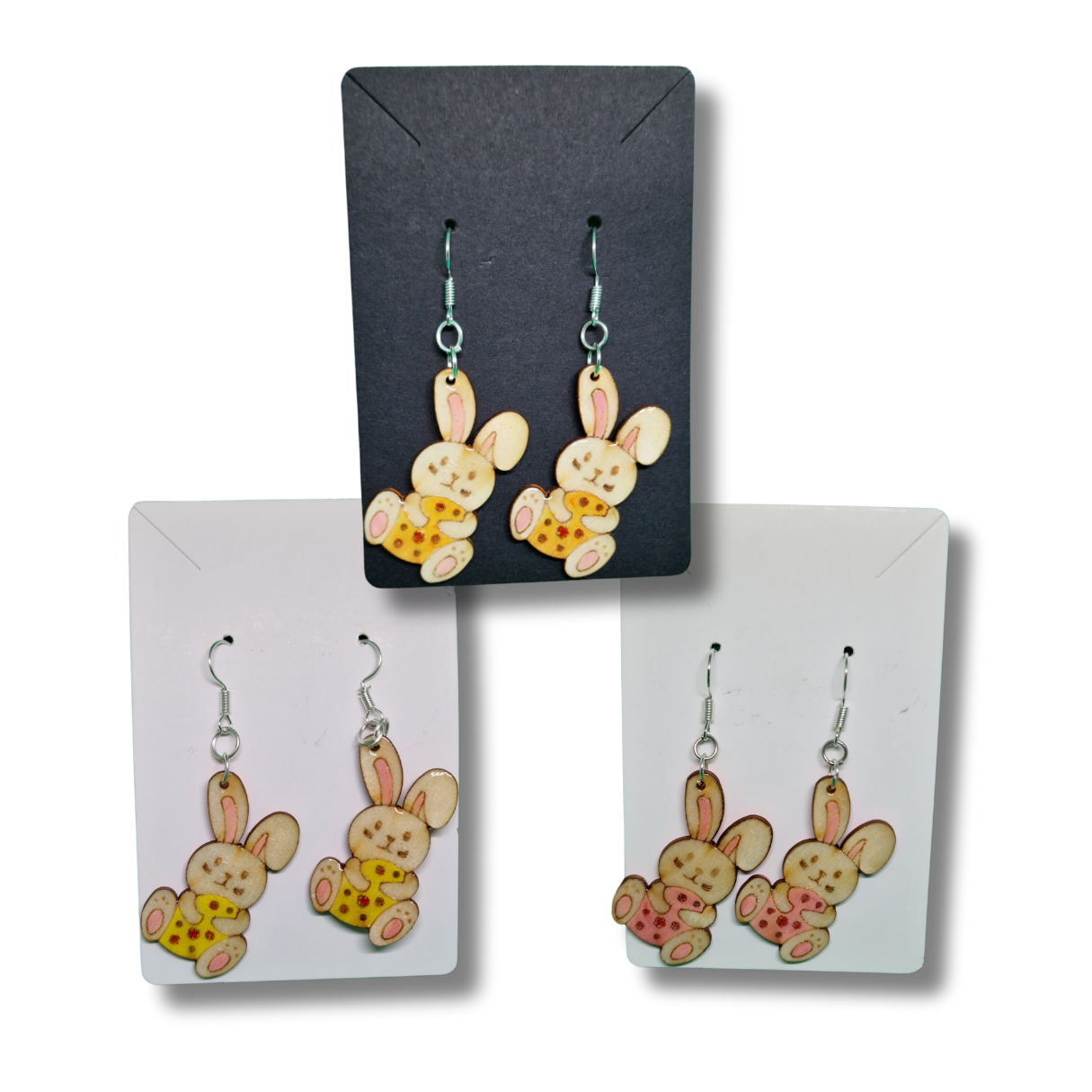 cercei din lemn și rășină UV in forma de iepuras care tine in brațe un ou de Paste