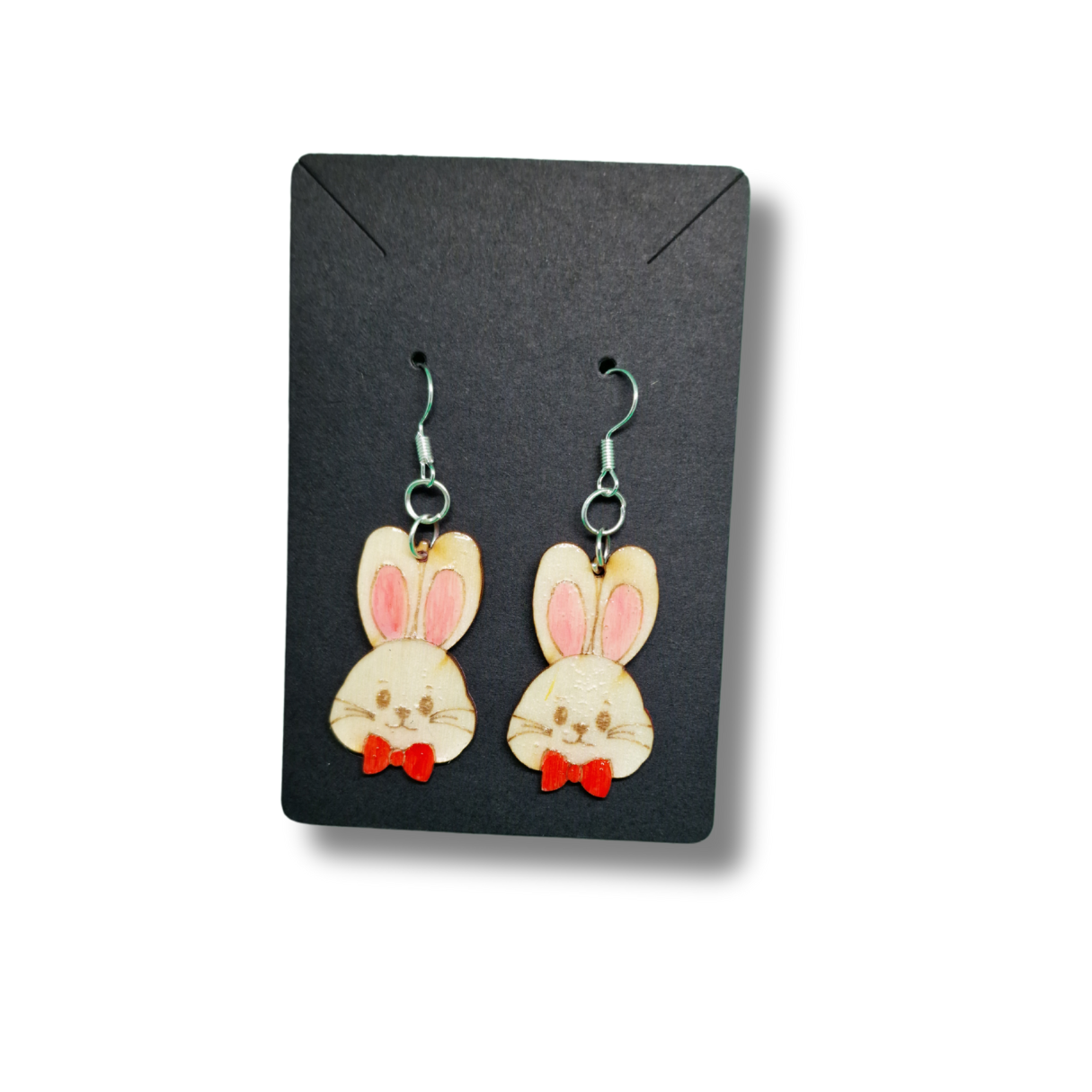 cercei din lemn și rășină UV in forma de cap de iepuraș de Paste cu papion roșu