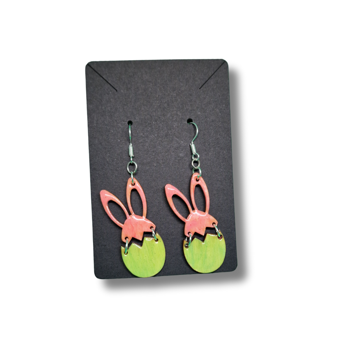 cercei din lemn și rășină UV in forma de ou verde de Paste cu urechi roșii de iepuraș