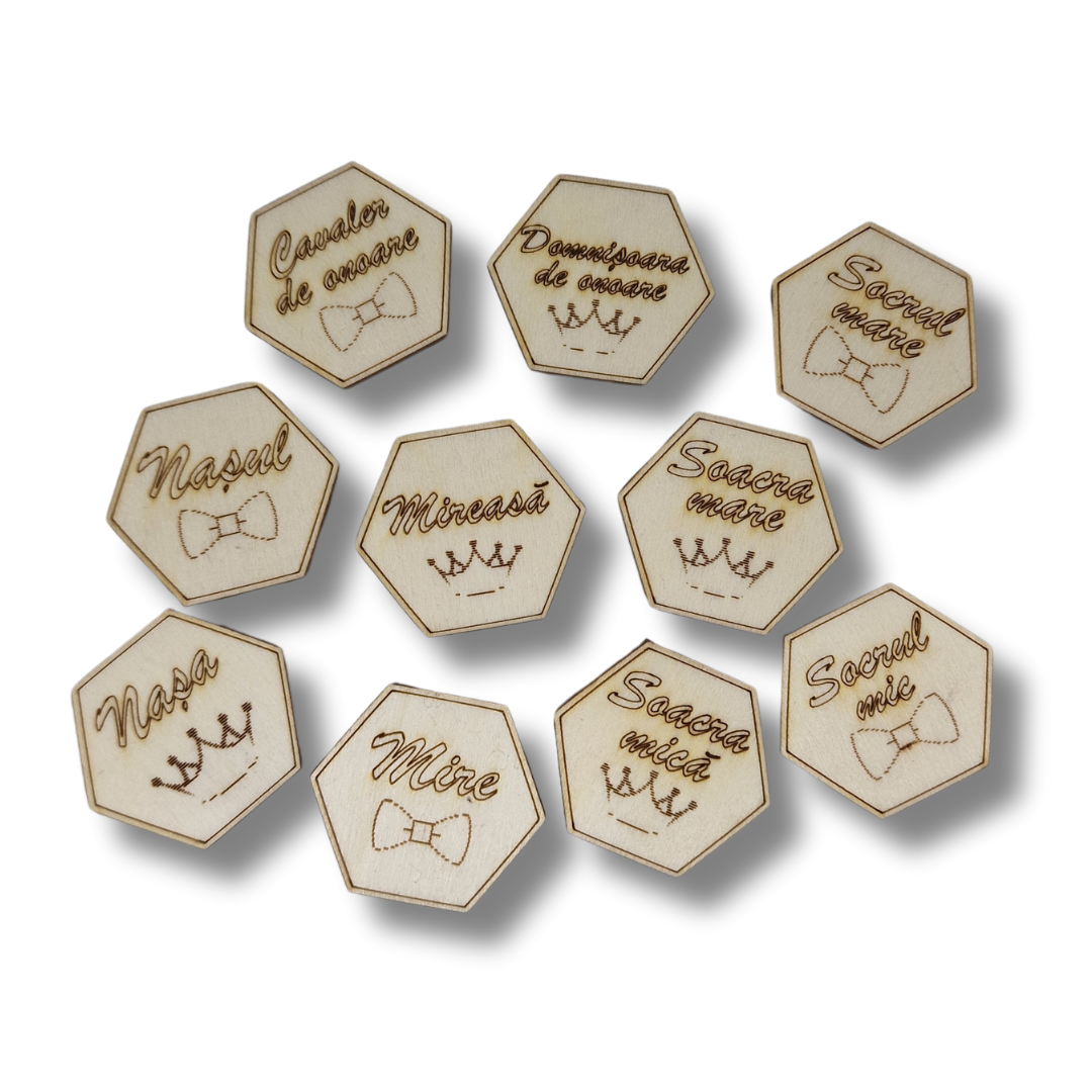 cocarde din lemn personalizate in forma de hexagon cu mire, mireasa, nașa, nasul, etc.