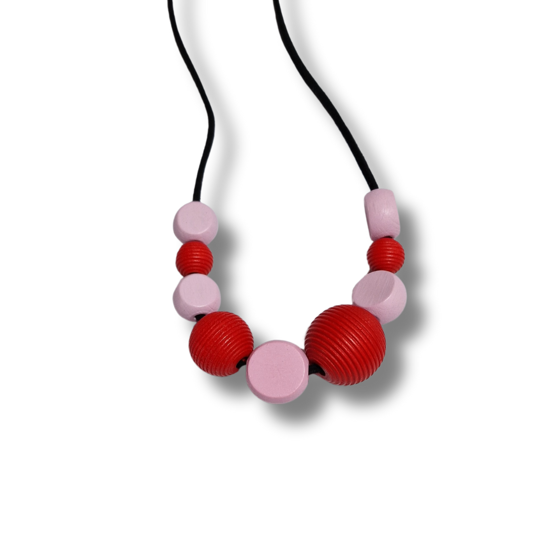 Colier handmade cu mărgele rotunde din lemn - roșu și roz pastel