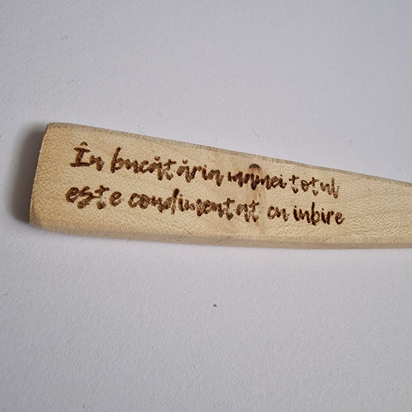 Furculiță din lemn gravată cu mesaj pentru mama