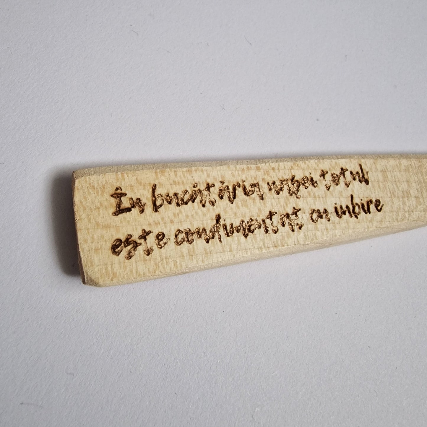 Furculiță din lemn gravată cu mesaj pentru nașa