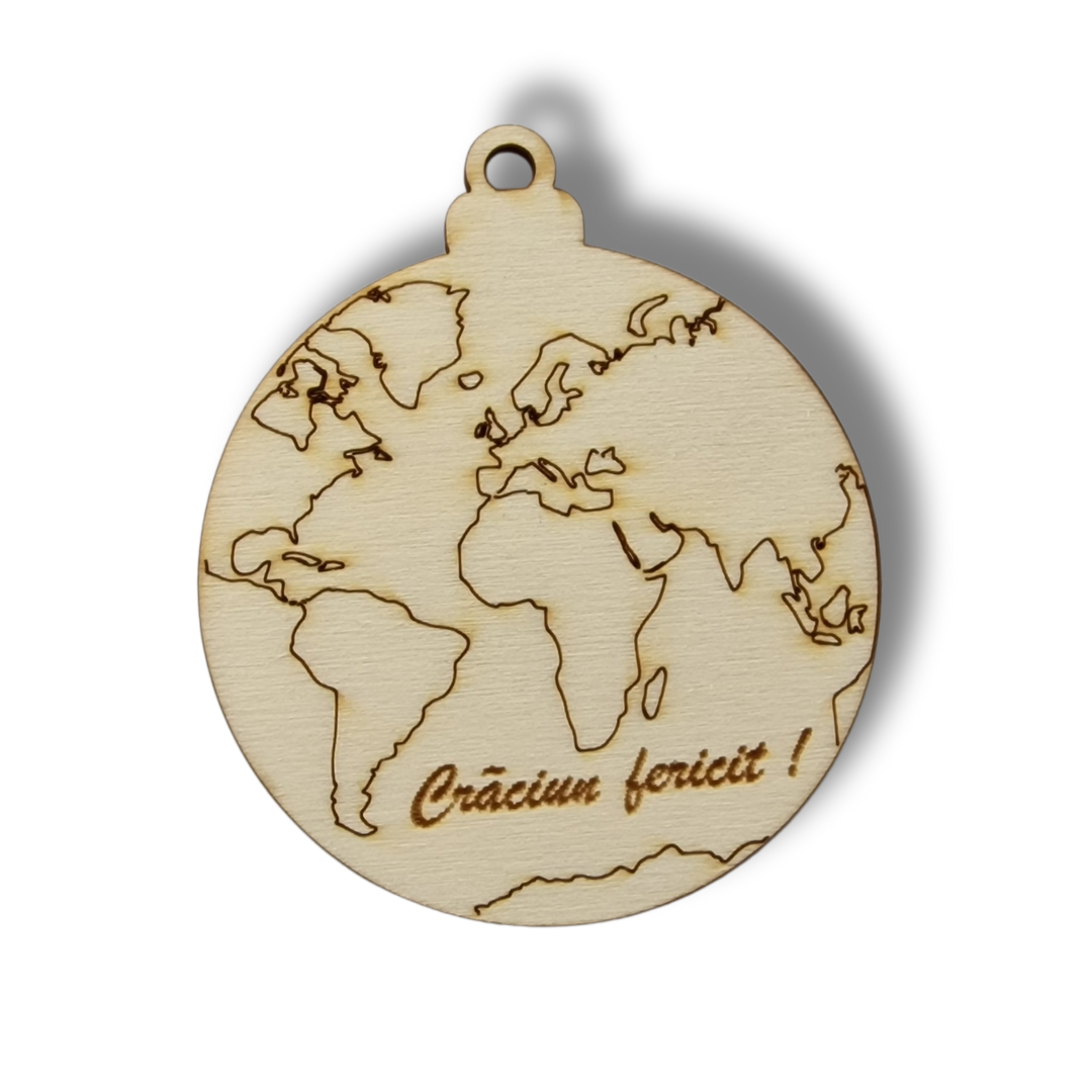 glob bej de Crăciun din lemn cu Planeta Pământ pe el si mesajul "Crăciun fericit!"