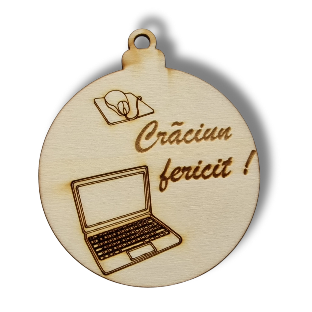 glob bej de Crăciun din lemn cu un laptop si mouse cu mouse pad pe el si mesajul "Crăciun fericit!"