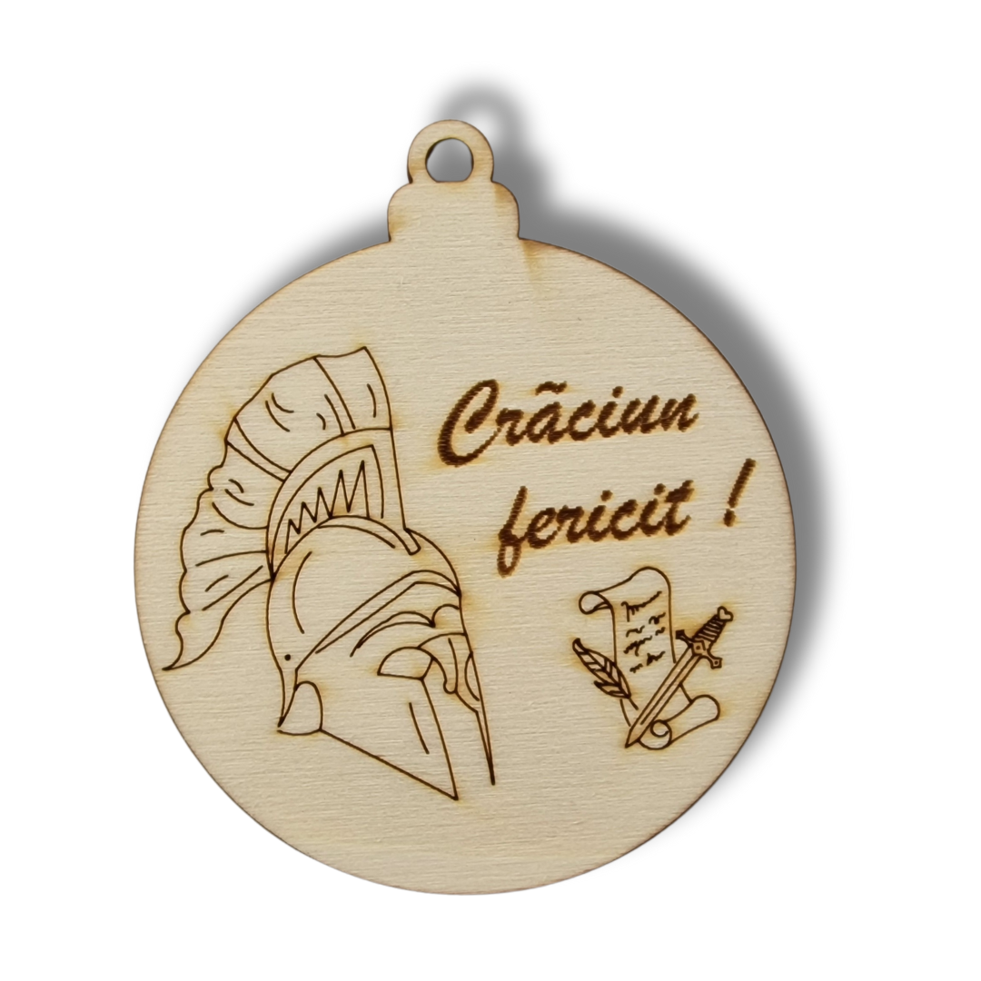 glob bej de Crăciun din lemn cu elemente din istorie: cascheta de luptător, sabie, papirus cu pana de scris pe el si mesajul "Crăciun fericit!"