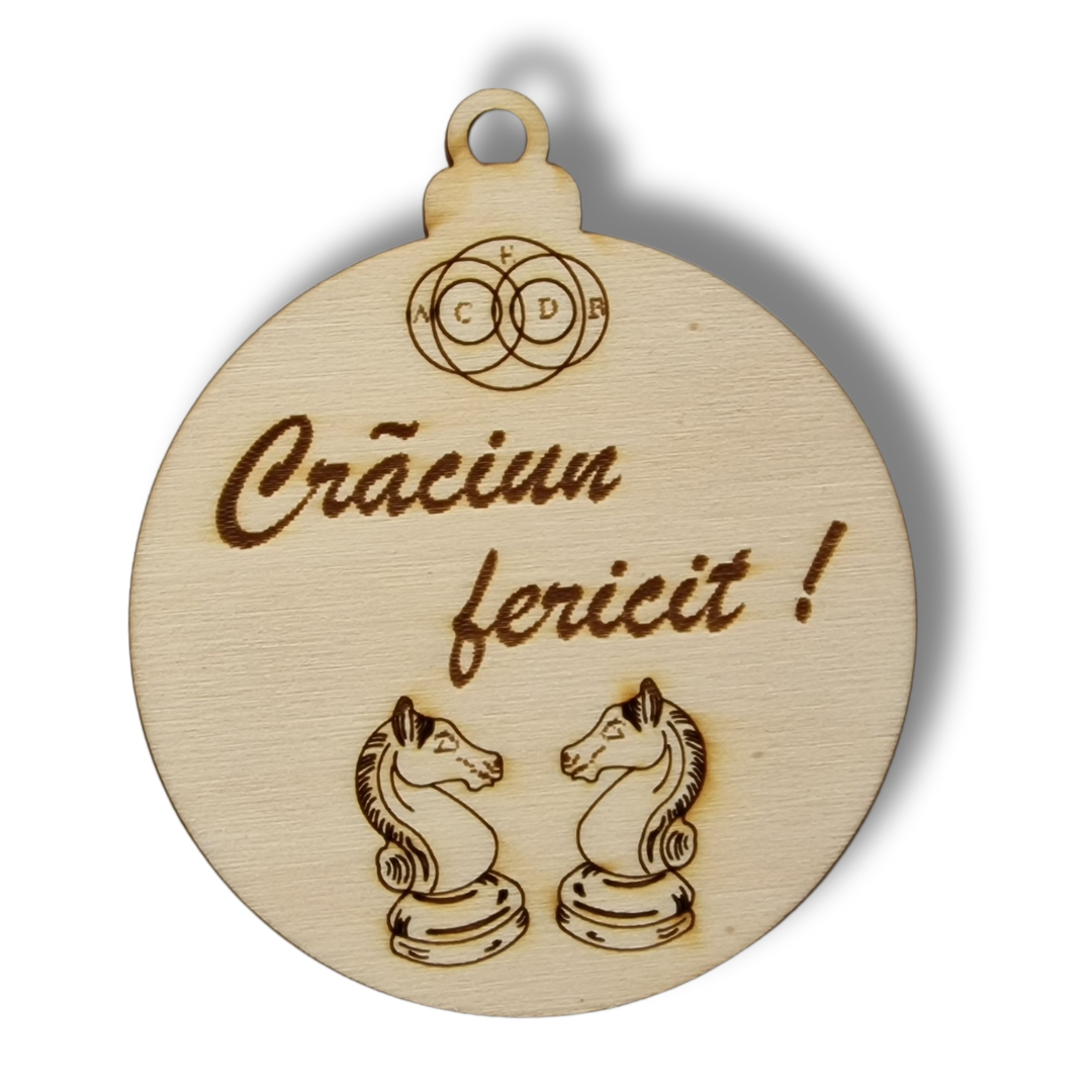 glob bej de Crăciun din lemn cu elemente din logica: piese de șah pe el si mesajul "Crăciun fericit!"