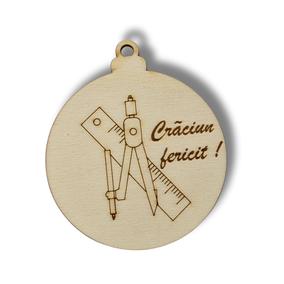 glob bej de Crăciun din lemn cu elemente din matematica: rigla si compas pe el si mesajul "Crăciun fericit!"