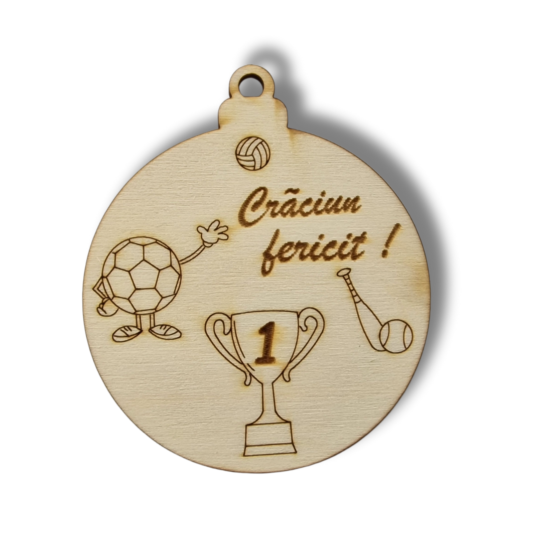 glob bej de Crăciun din lemn cu elemente din sport: minge, bată de baseball, cupa pe el si mesajul "Crăciun fericit!"