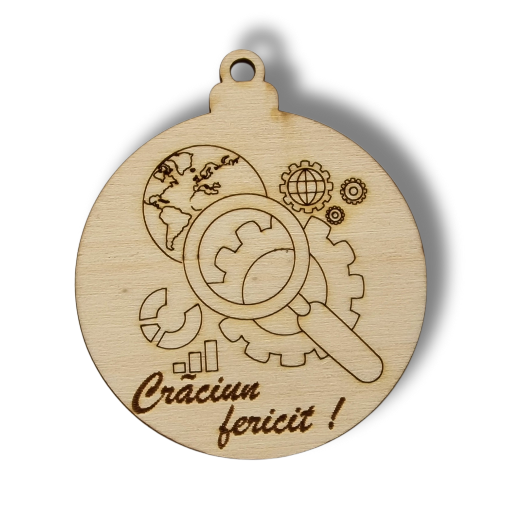 glob bej de Crăciun din lemn cu elemente din tic pe el si mesajul "Crăciun fericit!"