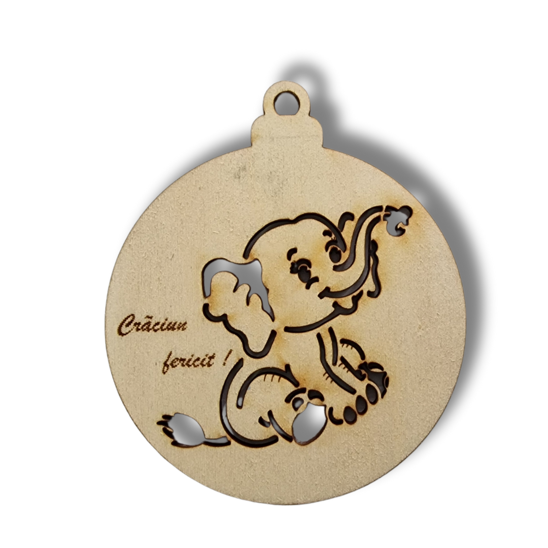 glob bej de Crăciun din lemn cu un elefantel decupat pe el si mesajul "Crăciun fericit!"