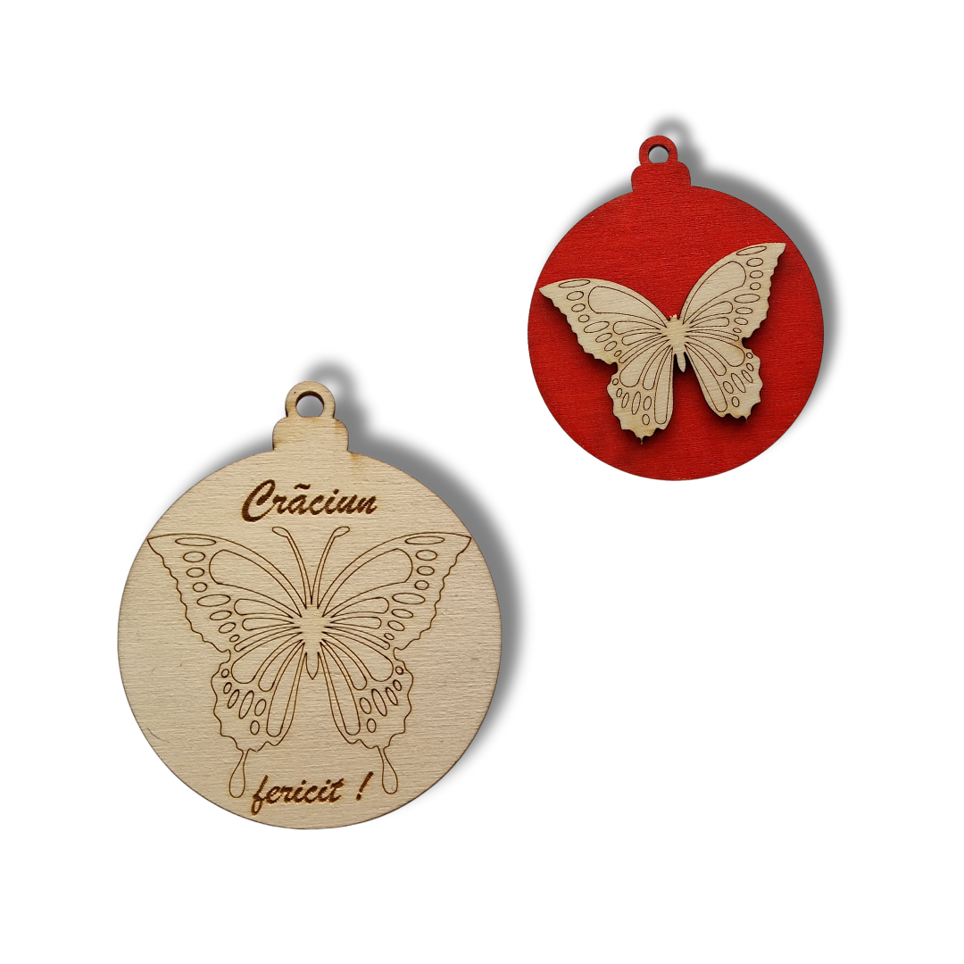 glob de Crăciun din lemn cu doua fete, una roșie una bej, cu un fluture pe el si mesajul "Crăciun fericit!"