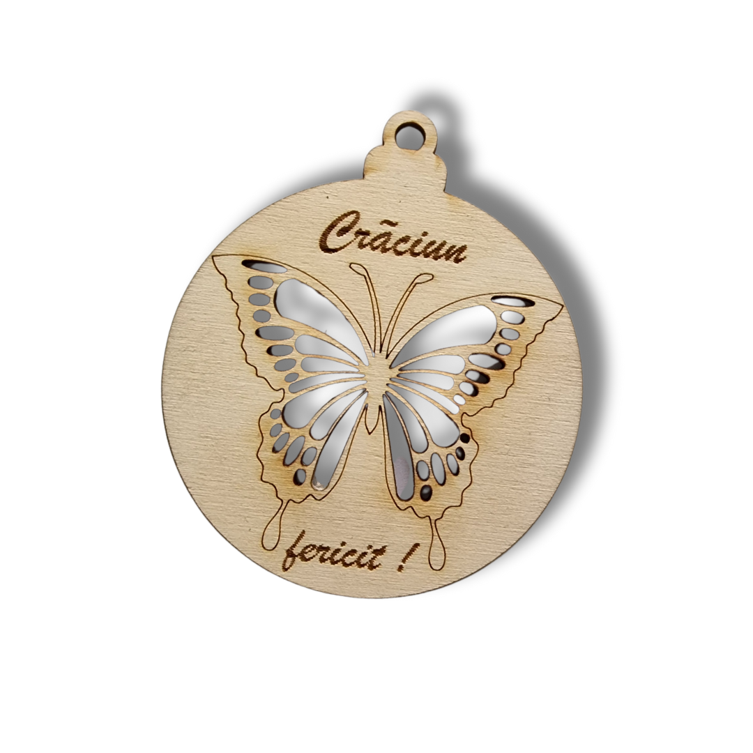 glob bej de Crăciun din lemn cu un fluture decupat pe el si mesajul "Crăciun fericit!"