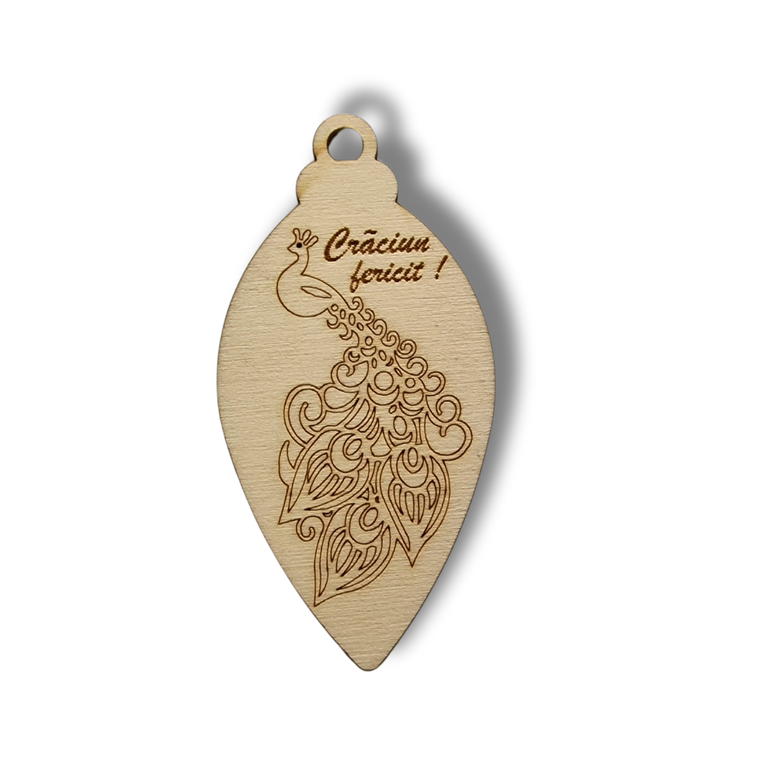 glob bej de Crăciun din lemn cu un paun pe el si mesajul "Crăciun fericit!"