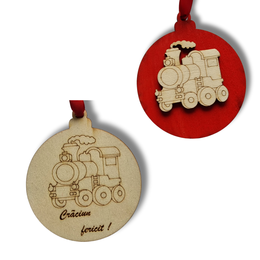 glob de Crăciun din lemn cu doua fete, una roșie una bej, cu un trenuleț pe el si mesajul "Crăciun fericit!"