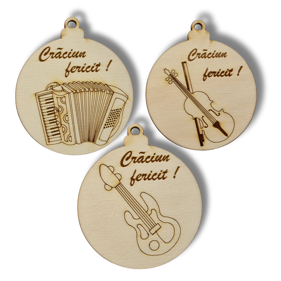 glob bej de Crăciun din lemn cu elemente din muzica: acordeon, vioara, chitara pe el si mesajul "Crăciun fericit!"