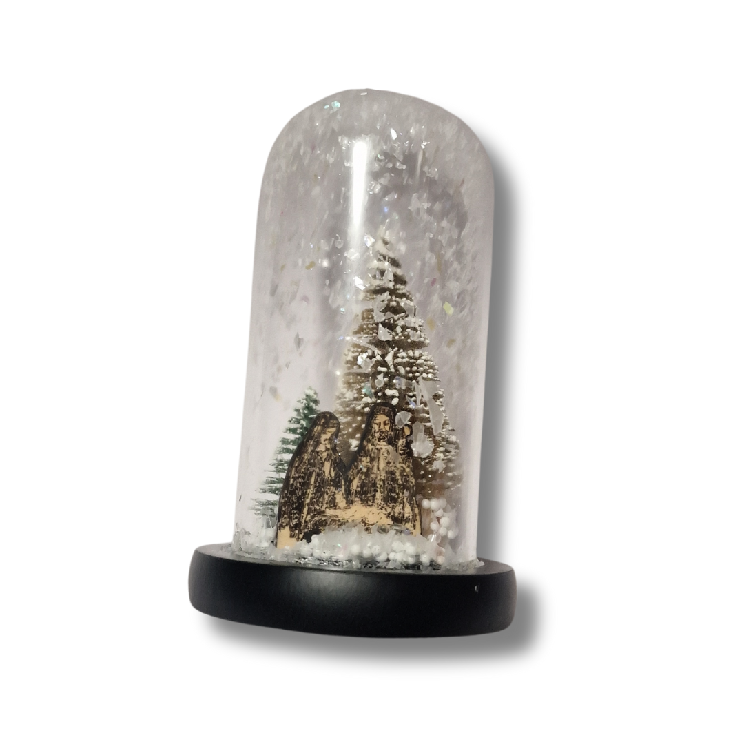 glob de sticla cu brazi in interior si figurine de Crăciun si zapada