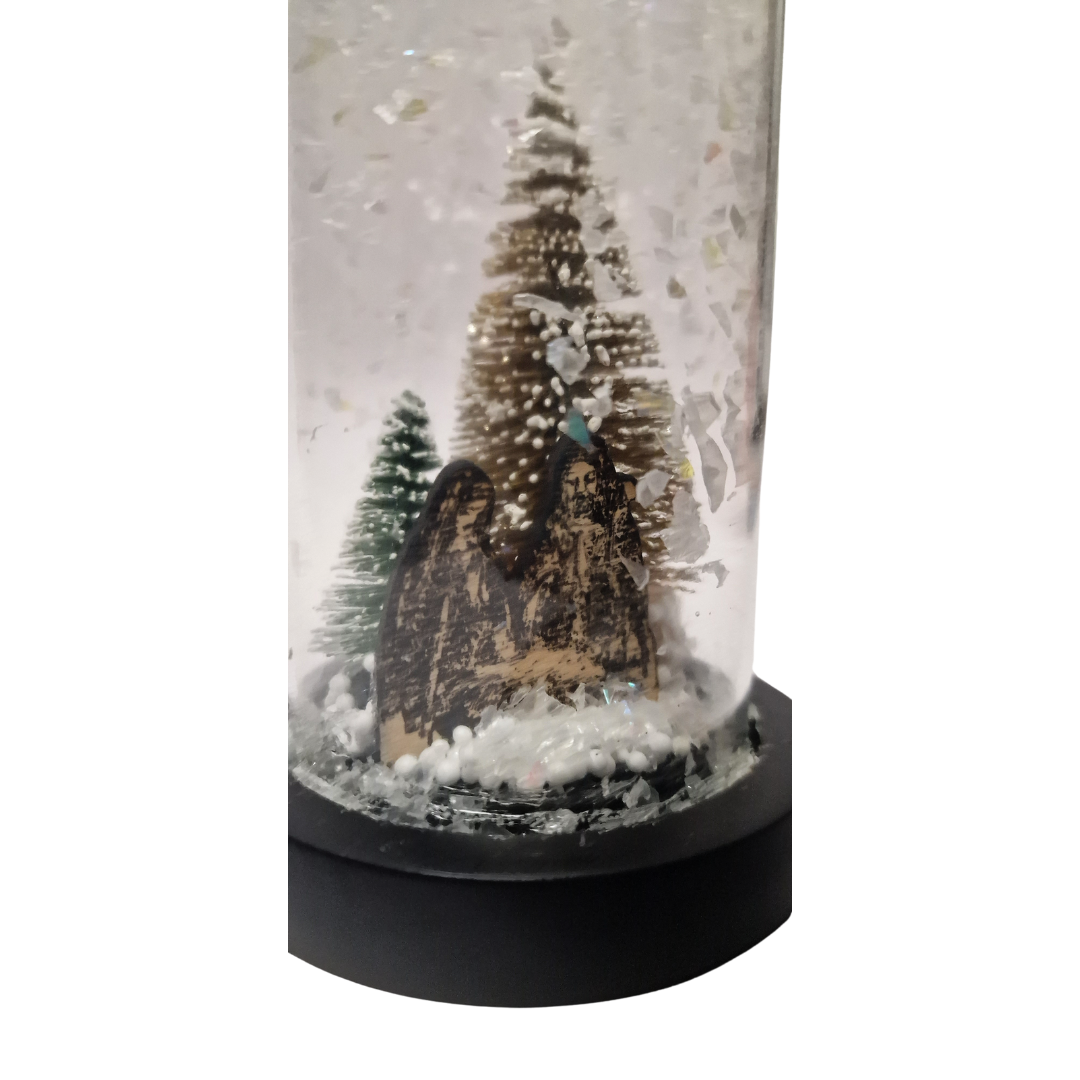 glob de sticla cu brazi in interior si figurine de Crăciun si zapada