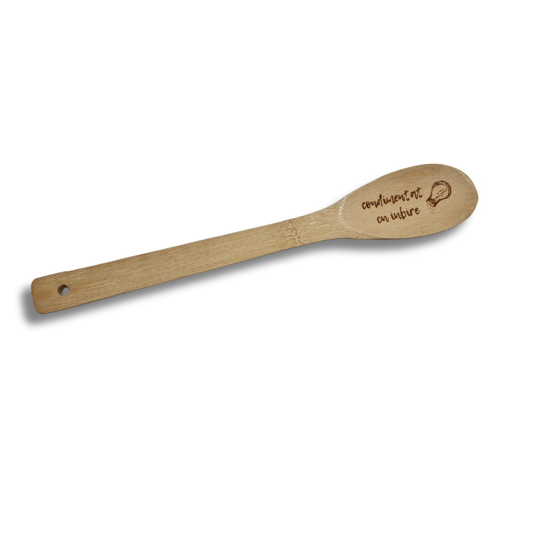 Lingură din lemn gravată cu mesaj - ”Condimentat cu iubire”