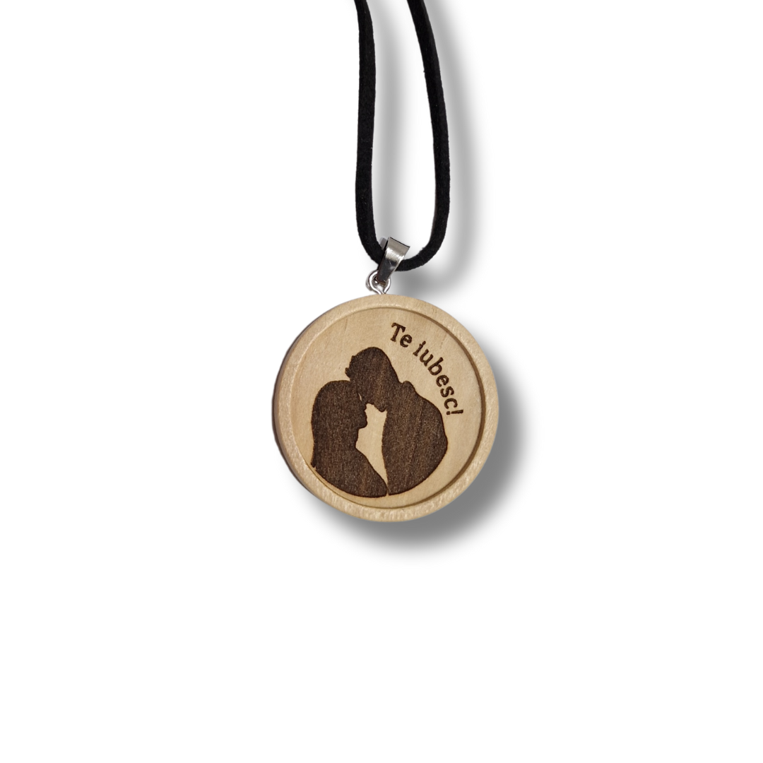 Colier cu pandantiv gravat din lemn - cuplu