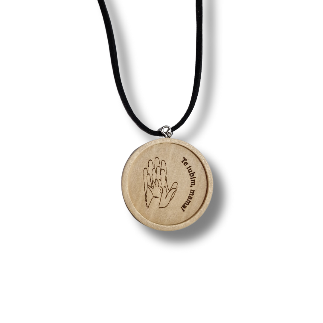 Colier cu pandantiv gravat din lemn - familie - părinți și copil