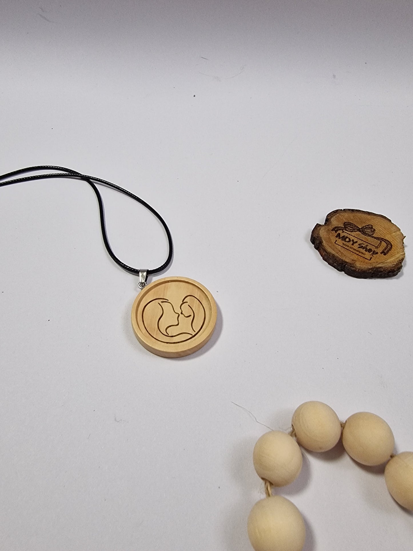 Colier cu pandantiv gravat din lemn - mama și copilul - model 1 - MDY Shop