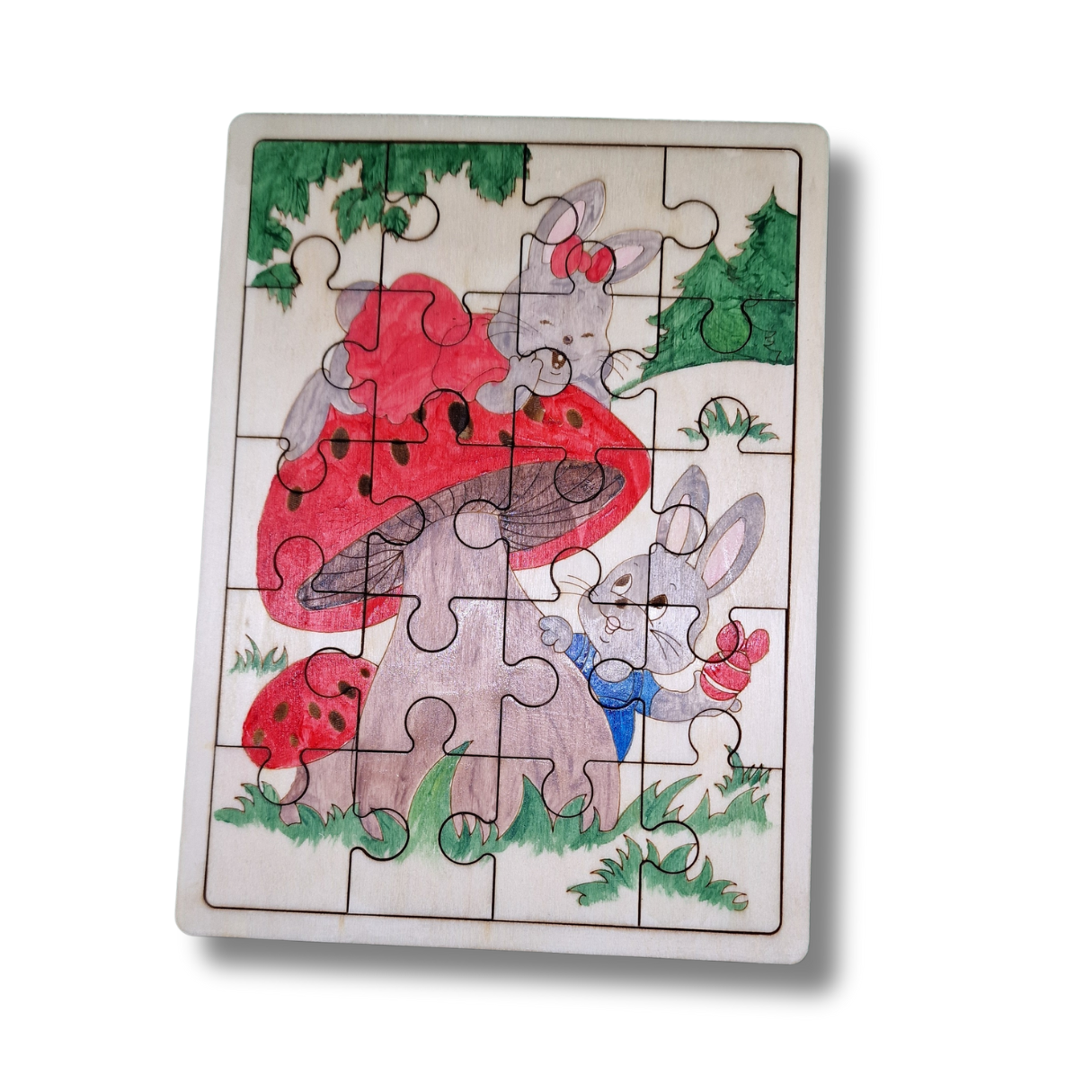 puzzle cu 20 de piese mari, din lemn, pictat manual, cu o ciupercuta si doi iepurași, brazi si iarba verde