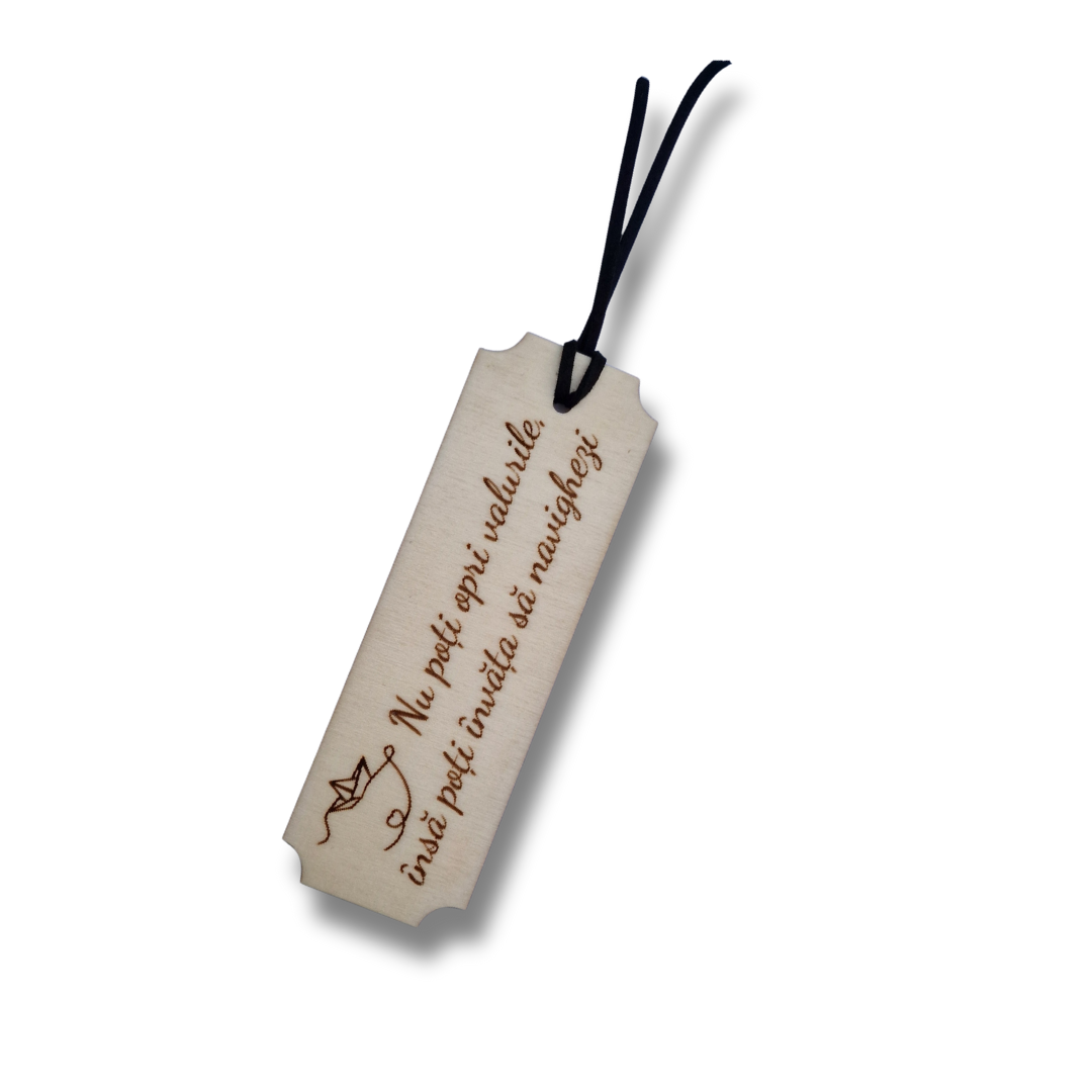 Semn de carte din lemn gravat - ”Nu poți opri valurile, însă poți învăța să navighezi”