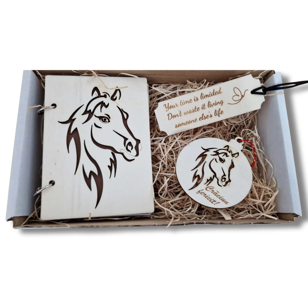 Set cadou din lemn – „Cal” (agendă A6, glob și semn de carte)