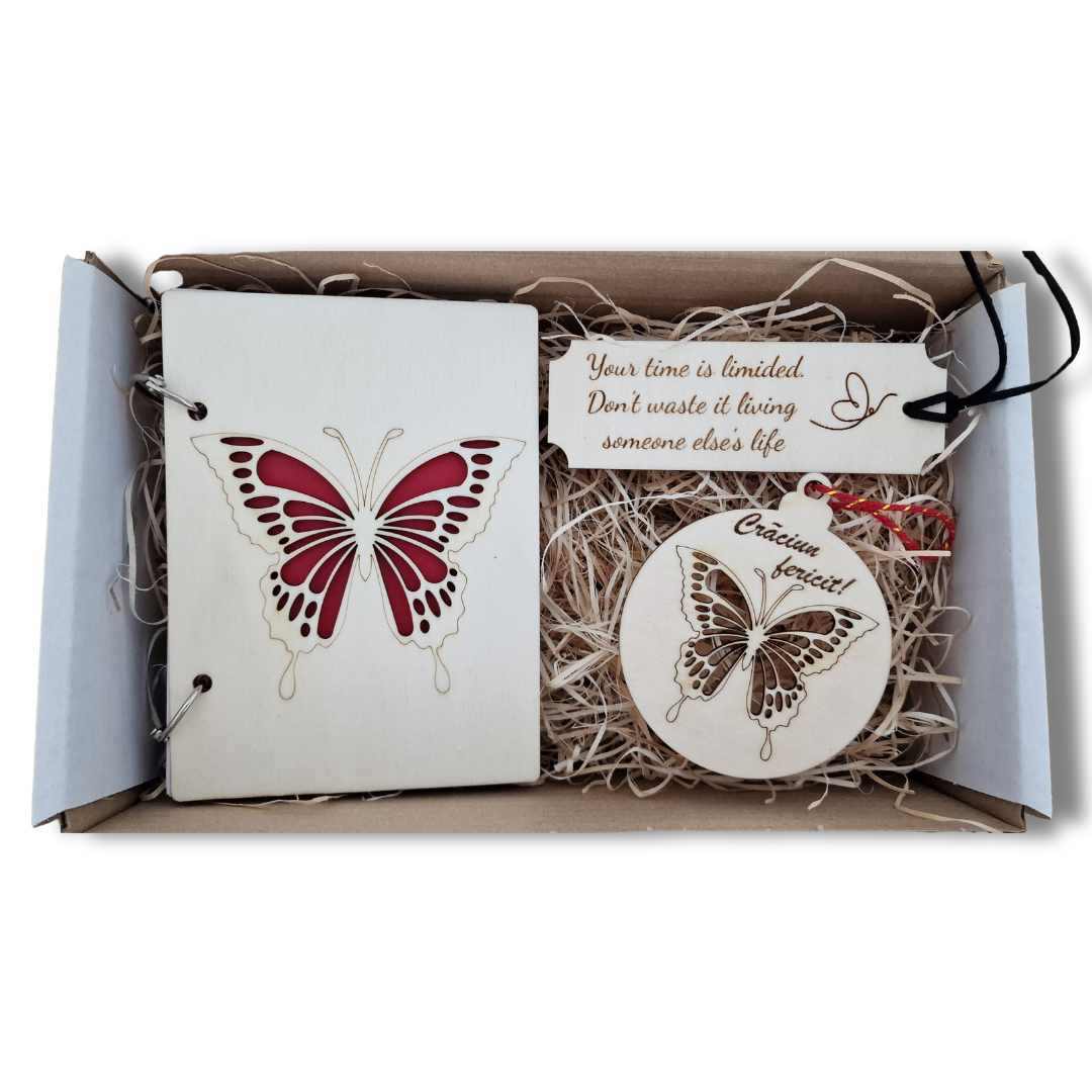 Set cadou din lemn – „Fluture” (agendă A6, glob și semn de carte)